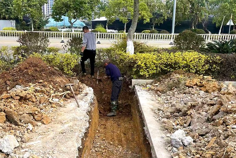 工人正在開挖截水渠。南靖縣住房和城鄉(xiāng)建設(shè)局供圖