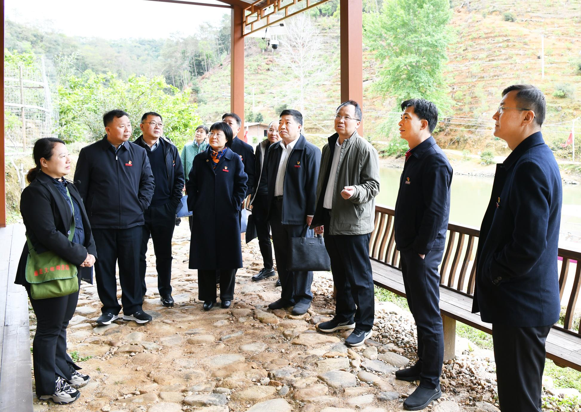 參觀紅軍渡口。羅登來攝