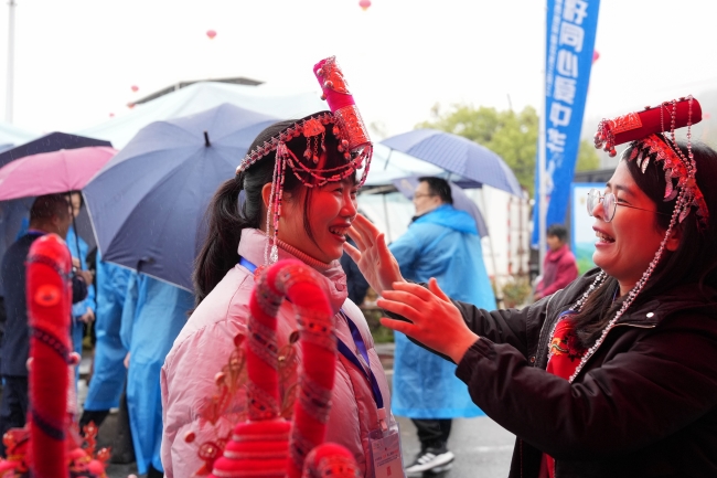 游客體驗畬族服飾