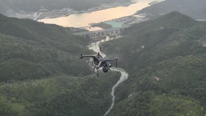 無人機(jī)在高空作業(yè)畫面。寧化縣應(yīng)急管理局供圖