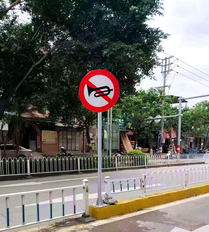泉州市鯉城區(qū)江南大街上增設(shè)的禁鳴標(biāo)識。鯉城區(qū)城管局供圖