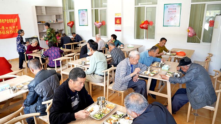 老年人在朝陽(yáng)街道橋頭村長(zhǎng)者食堂就餐。龍文區(qū)融媒體中心供圖