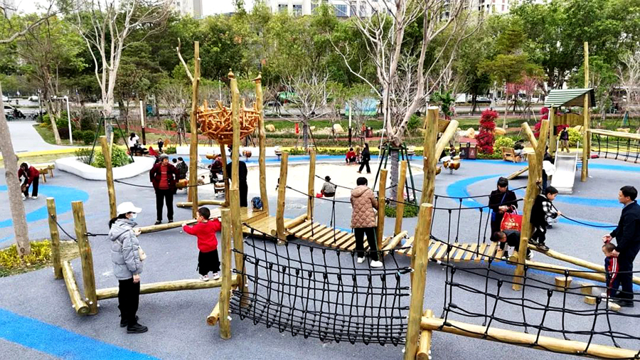 群眾在公園里休閑游玩。龍文區(qū)融媒體中心供圖