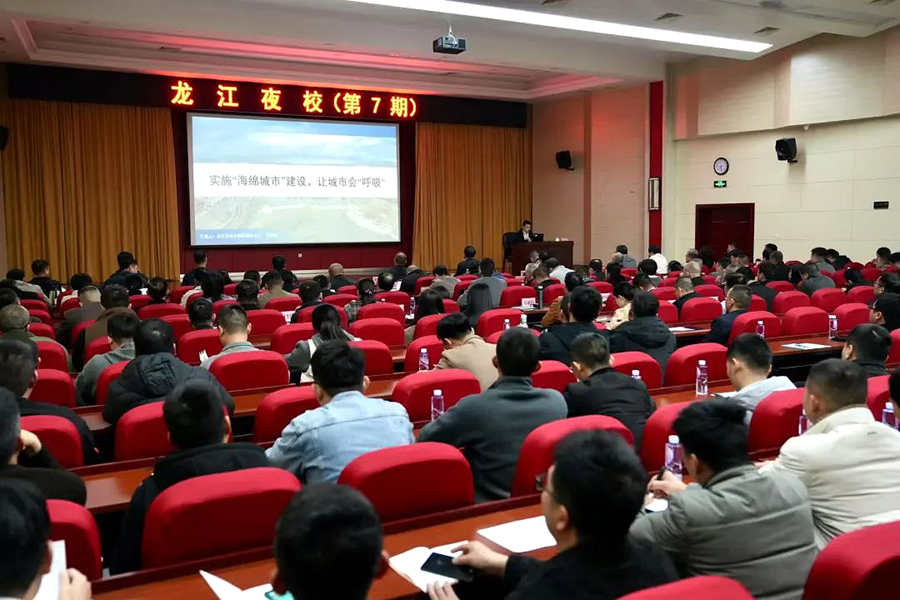 鄭森泉在龍文區(qū)“龍江夜?！鄙鲜谡n，向全區(qū)干部分享公園建設實踐和經驗。龍文區(qū)融媒體中心供圖