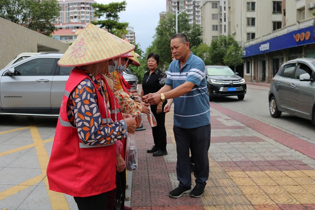 蔡旺順夫婦攜手臺商聯(lián)誼會給環(huán)衛(wèi)工人送清涼飲品。沈俊濱攝