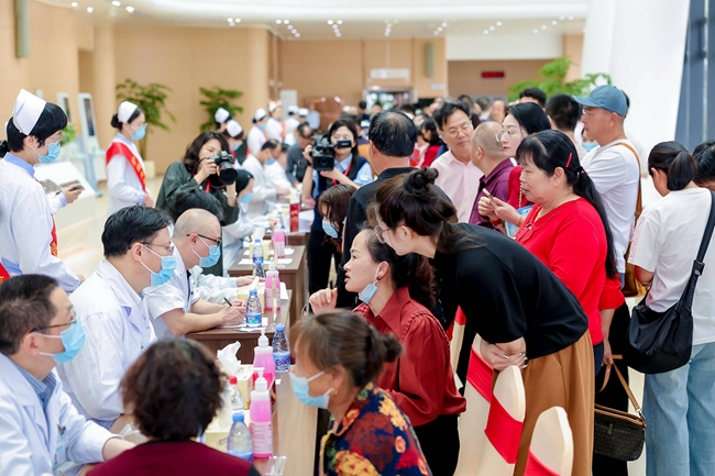 現(xiàn)場開展大型義診活動，集結(jié)多學(xué)科專家為居民提供免費咨詢、篩查建議及個體化診療方案。協(xié)和醫(yī)院供圖