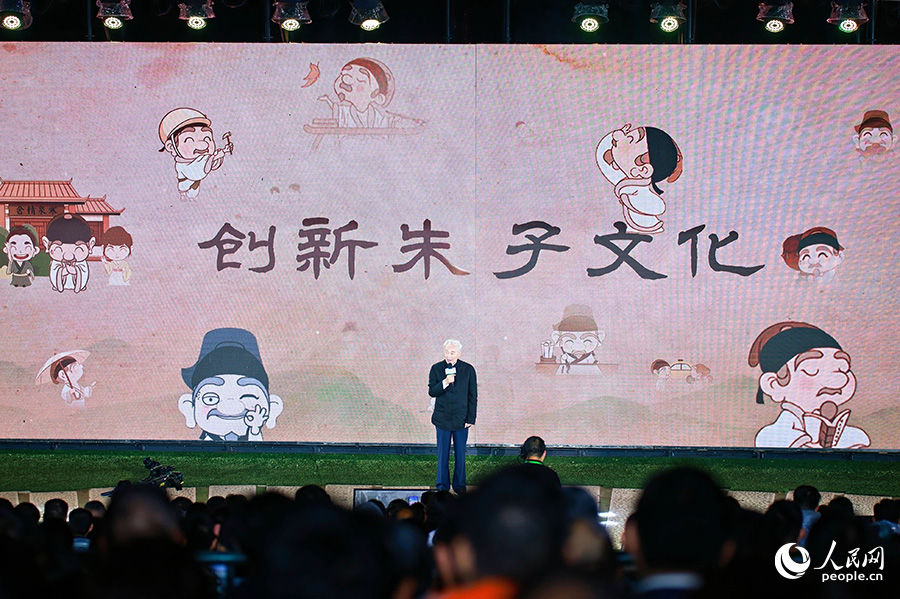 朱杰人在活動現(xiàn)場講述。人民網(wǎng) 李唯一攝