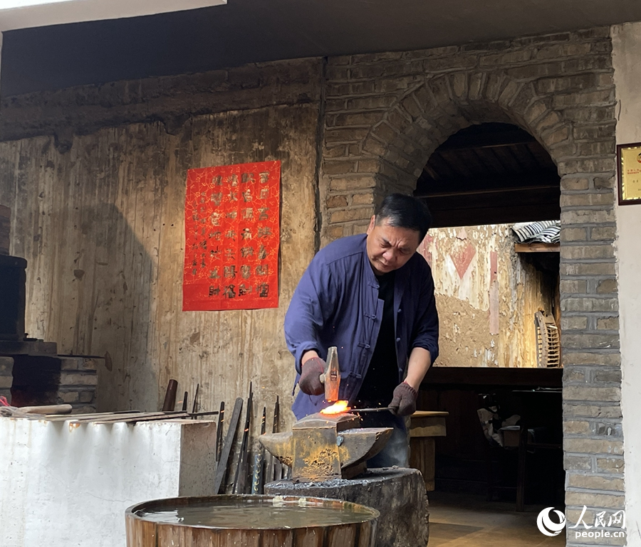 葉向春正在錘制寶劍。人民網(wǎng)記者 林盈攝