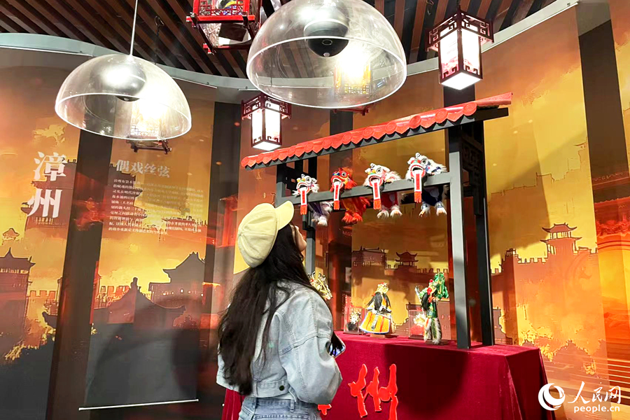 游客在集音筒下聆聽漳州偶戲絲弦。人民網(wǎng)記者 林盈攝