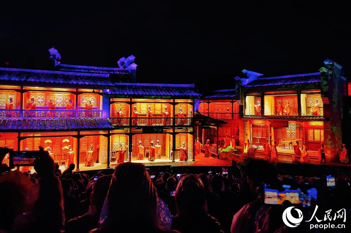 《印象大紅袍》演出現(xiàn)場(chǎng)。人民網(wǎng) 李唯一攝