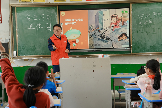 蔣祖立走進菜溪電力希望小學(xué)的“電力愛心教室”科普用電知識。林世南攝