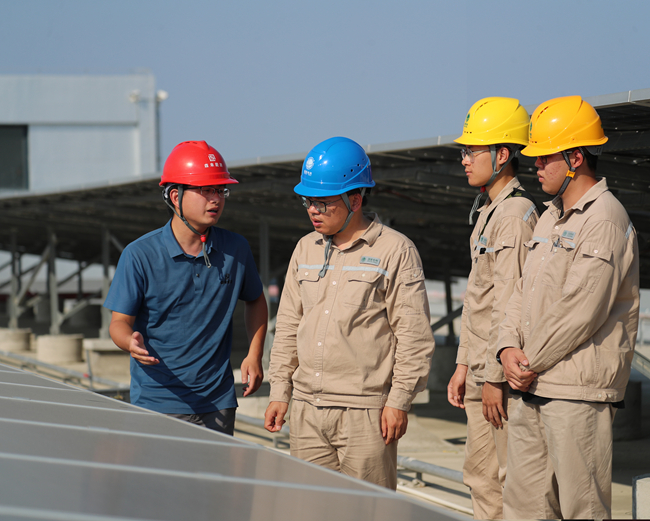 蔣祖立走進企業(yè)開展用電服務(wù)。李曉婷攝