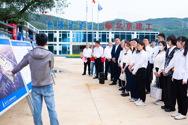 機(jī)關(guān)青年黨員走進(jìn)項(xiàng)目建設(shè)現(xiàn)場(chǎng)開(kāi)展調(diào)研