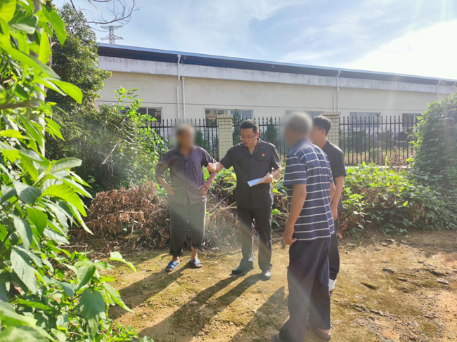 政法力量下沉一線推動(dòng)化解矛盾糾紛。龍巖市委政法委供圖