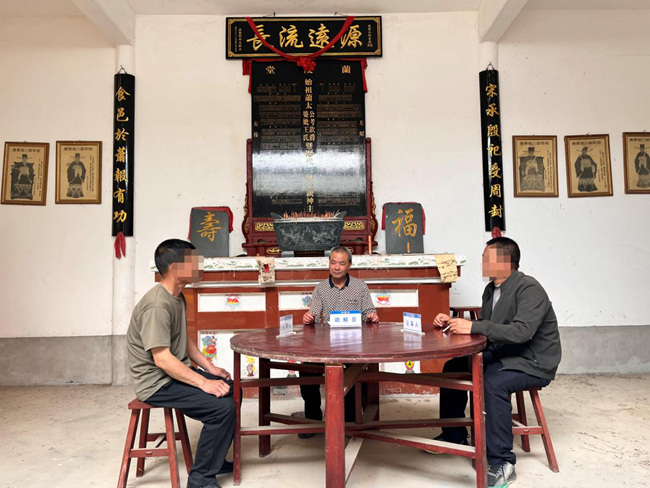 運(yùn)用客家山歌、宗祠文化開(kāi)展調(diào)解。龍巖市委政法委供圖