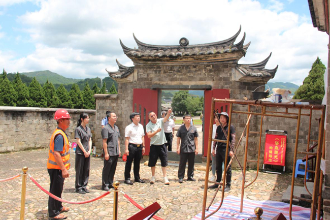 法律專家深入指導(dǎo)開(kāi)展紅色遺址保護(hù)修繕工作。龍巖市委政法委供圖
