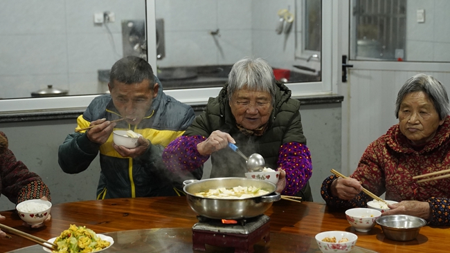 富嶺鎮(zhèn)殿亭村”長者食堂“