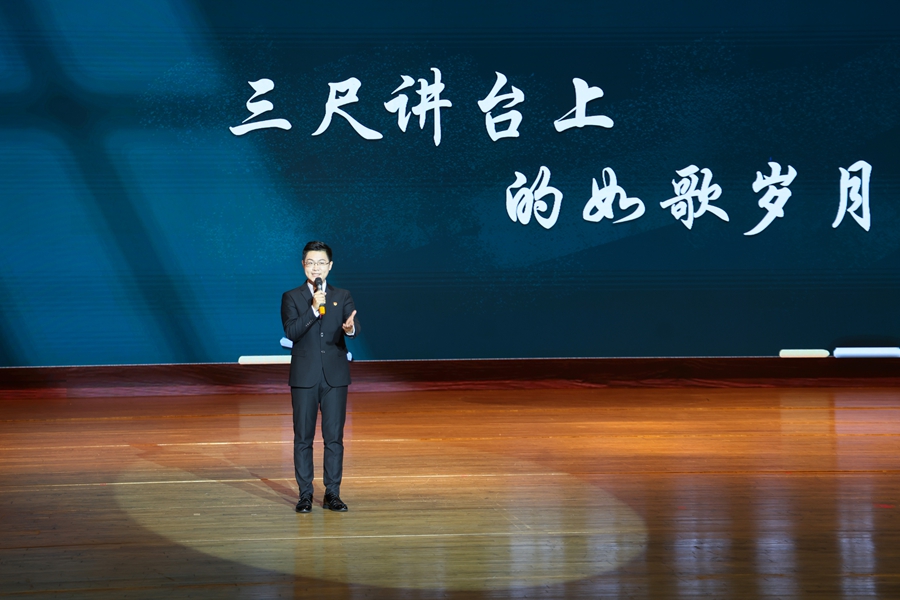 新羅區(qū)委宣傳部干部羅越給人民教育家于漪回信，展示于漪《三尺講臺上的如歌歲月》。主辦方供圖