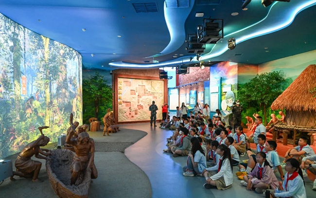 殼丘頭遺址博物館內(nèi)，一群孩子正在觀看展示