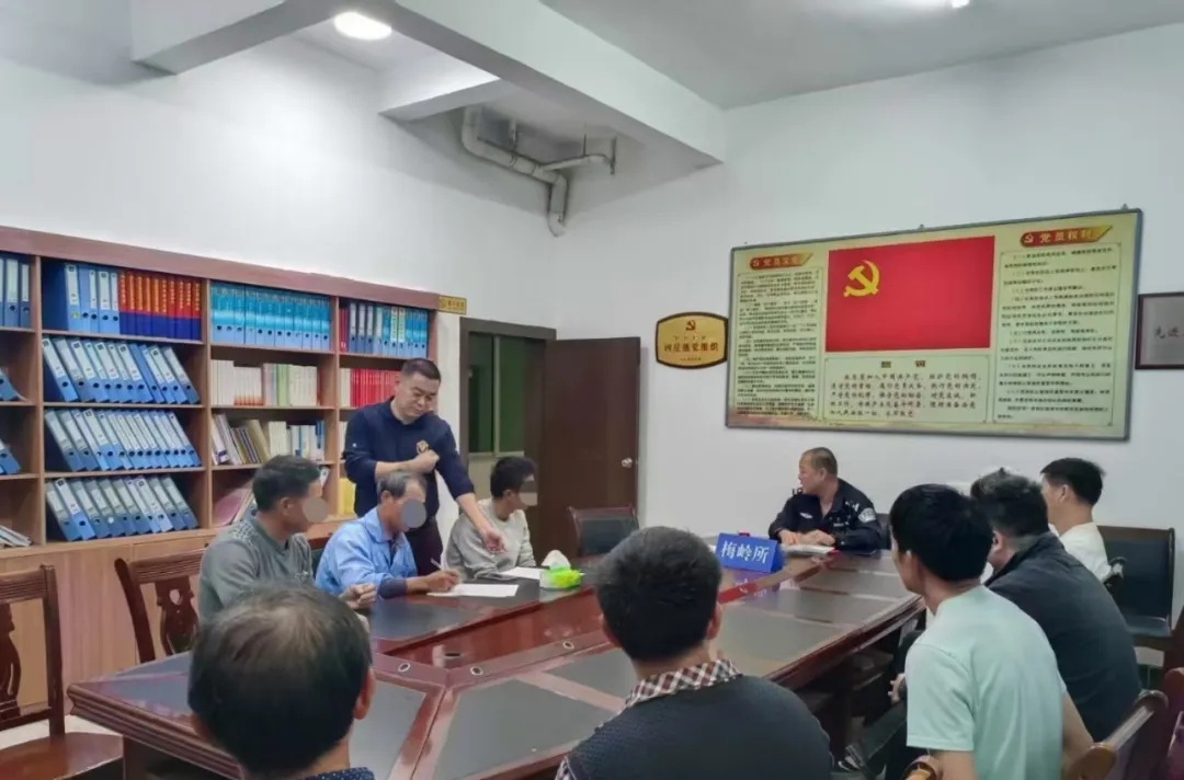 梅嶺鎮(zhèn)綜治中心聯(lián)合司法所、派出所、建設(shè)所等多部門組成工作專班推進(jìn)化解建房糾紛