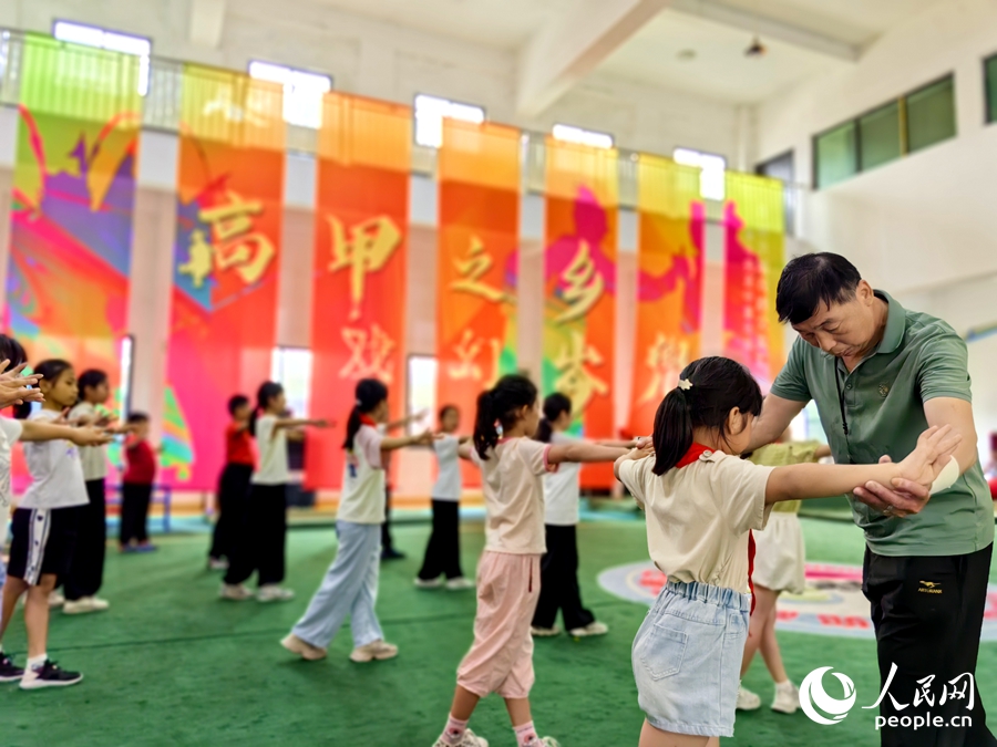 岑兜村高甲戲傳習(xí)所，專業(yè)高甲戲老師林國(guó)春正指導(dǎo)孩子們練習(xí)高甲戲基本動(dòng)作。人民網(wǎng) 蘇海森攝