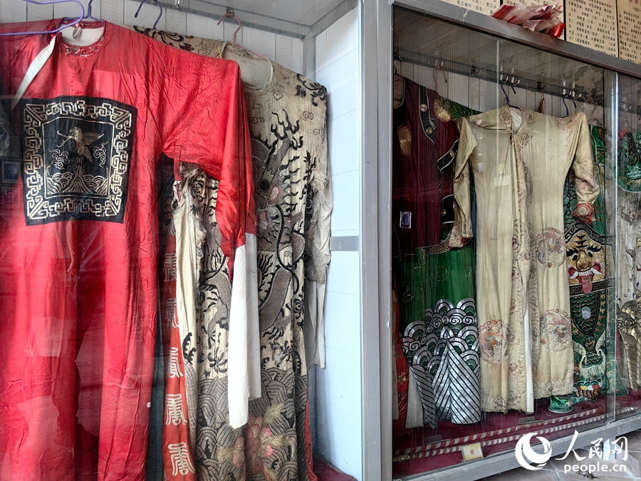 在岑兜村高甲戲展覽館展出的高甲戲各種服飾。人民網(wǎng) 蘇海森攝