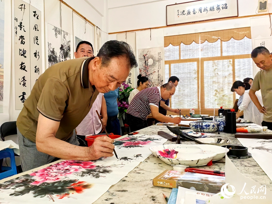 梅月書畫院里的書畫愛好者在進(jìn)行創(chuàng)作。人民網(wǎng) 蘇海森攝