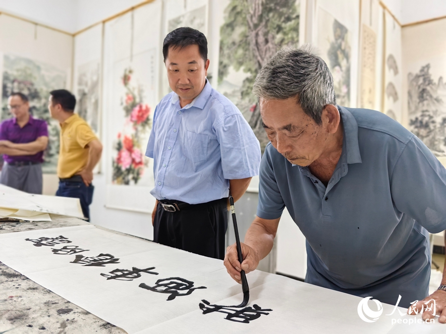 一名書畫愛好者正在創(chuàng)作。人民網(wǎng) 蘇海森攝