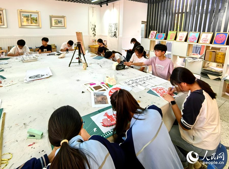 在梅洲中學(xué)美術(shù)興趣小組，學(xué)生在創(chuàng)作書畫作品。人民網(wǎng) 蘇海森攝