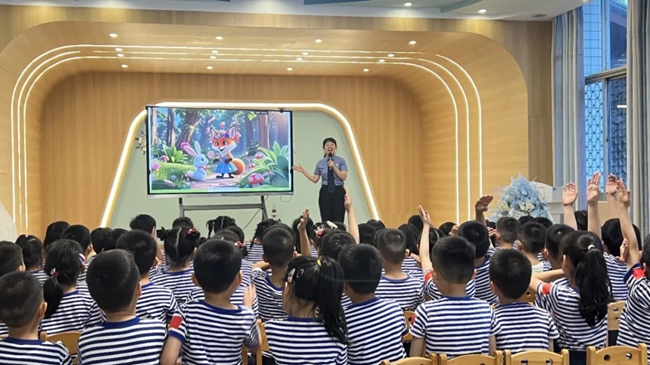 檢察官化身“法治副校長”，為海軍某部幼兒園開展法治授課