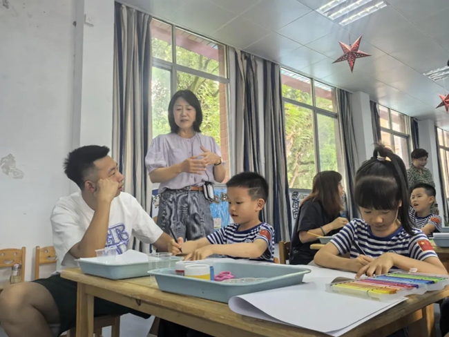 家庭教育指導(dǎo)師組織“情緒溝通”主題親子團(tuán)建活動(dòng)
