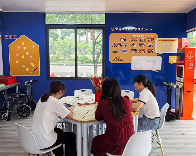 “雙報到”黨員在黨群暖心驛站內(nèi)為群眾介紹就業(yè)信息