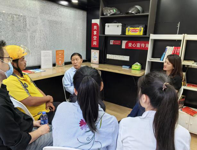 退休黨員在黨群暖心驛站為群眾普及法律知識