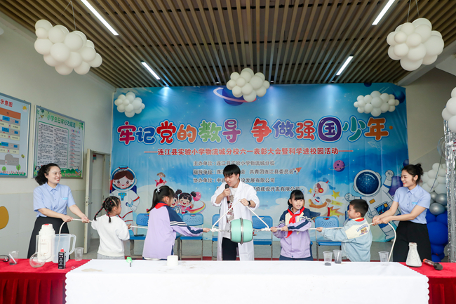 志愿者和學(xué)生們共同完成科學(xué)實驗。中建海峽供圖