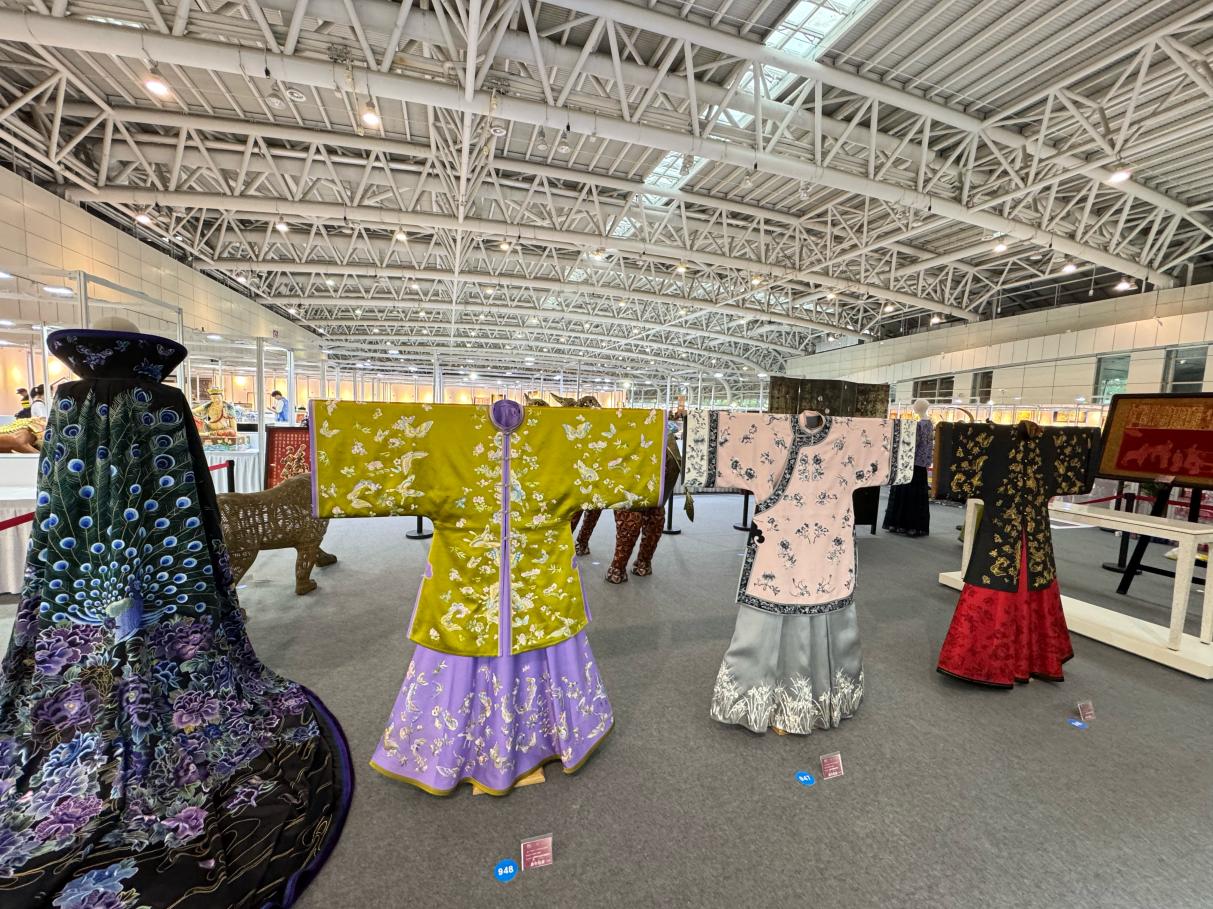 畢紅最新創(chuàng)作的京繡作品在2025中國工藝美術(shù)博覽會展出。受訪者供圖