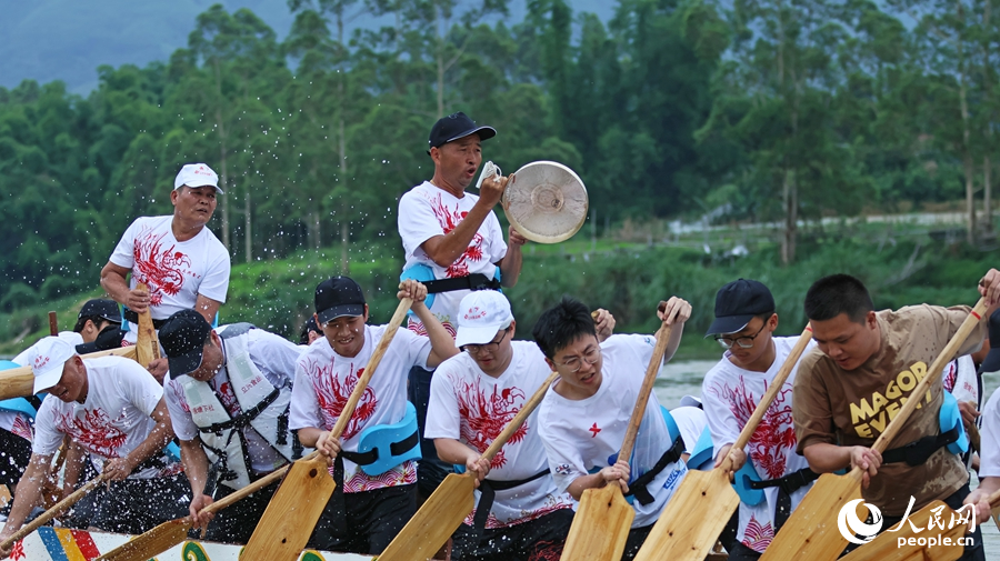 隊員敲鑼助威。人民網(wǎng) 李昌乾攝