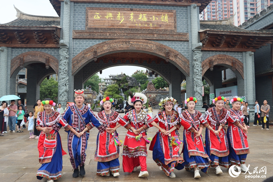 活動期間舉行的國家級非物質(zhì)文化遺產(chǎn)代表性項目——高山族拉手舞表演。人民網(wǎng) 李昌乾攝