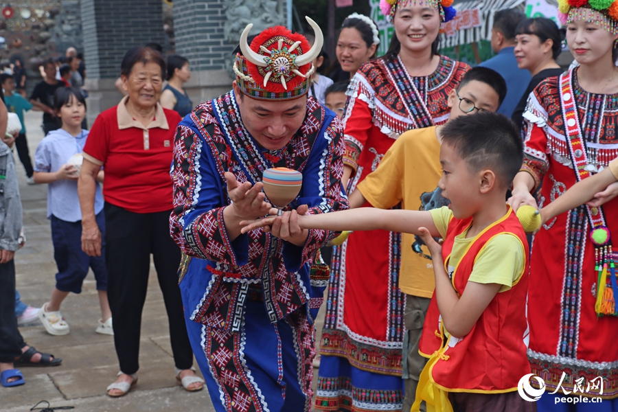游客體驗高山族拋陀螺。人民網(wǎng) 李昌乾攝