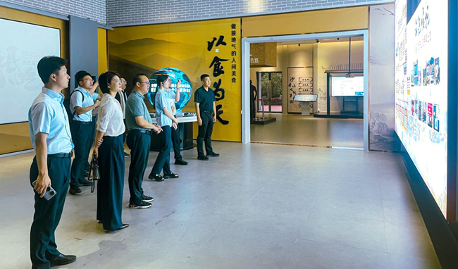 廈門國際銀行三明分行工作人員深入沙縣小吃集團開展產(chǎn)業(yè)調(diào)研