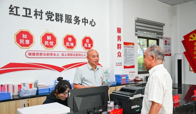 在紅衛(wèi)村黨群服務(wù)中心，林希騰解答村民問題