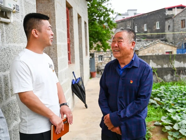 老黨員林希建和年輕黨員陳立旭交流經(jīng)驗(yàn)