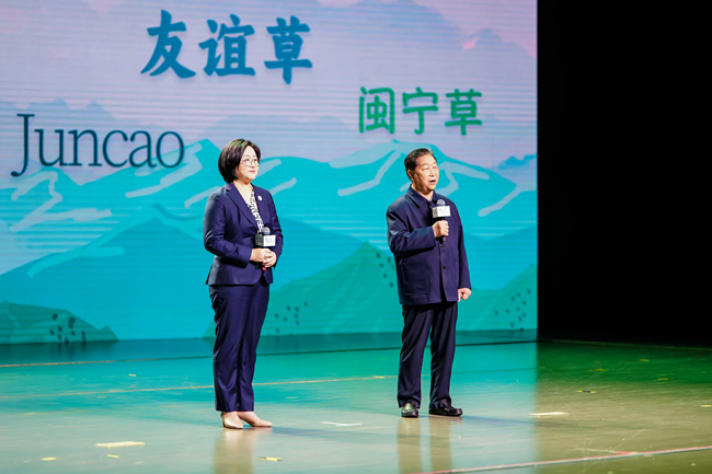 黨的二十大代表、全國(guó)脫貧攻堅(jiān)貢獻(xiàn)獎(jiǎng)、感動(dòng)中國(guó)2022年度人物、第九屆全國(guó)道德模范、國(guó)家菌草工程技術(shù)研究中心首席科學(xué)家林占熺和全國(guó)三八紅旗手、國(guó)家菌草工程技術(shù)研究中心副主任林冬梅父女。主辦方供圖