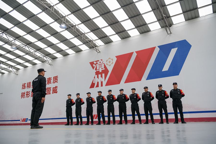 “漳州110”民警在訓(xùn)練中（資料圖）。漳州市公安局供圖