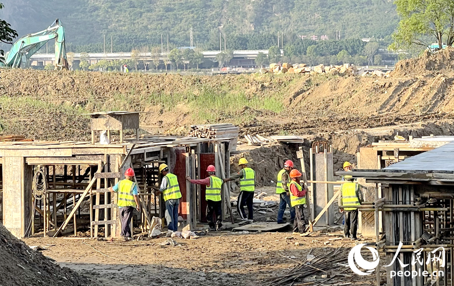 在閩江北港，生態(tài)島觀景臺正在建設(shè)。人民網(wǎng)記者 陳藍(lán)燕攝