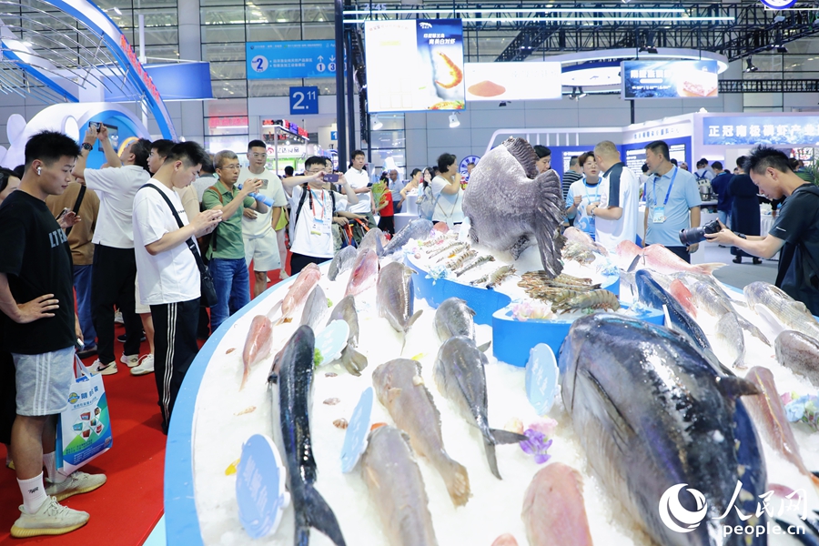 超30個(gè)國家和地區(qū)的500多家企業(yè)以自家特色水產(chǎn)品參展。人民網(wǎng) 李唯一攝