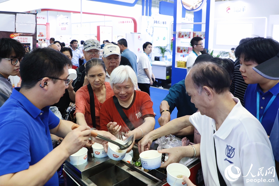 市民品嘗福州魚丸。人民網(wǎng) 李唯一攝