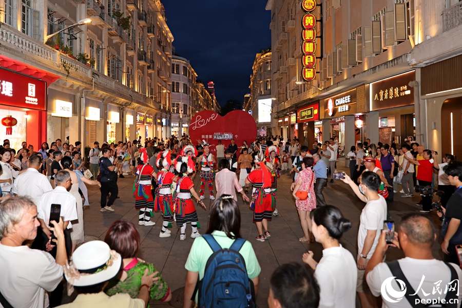 市民游客熱情參與到臺灣阿美族歌舞中。人民網(wǎng)記者 陳博攝