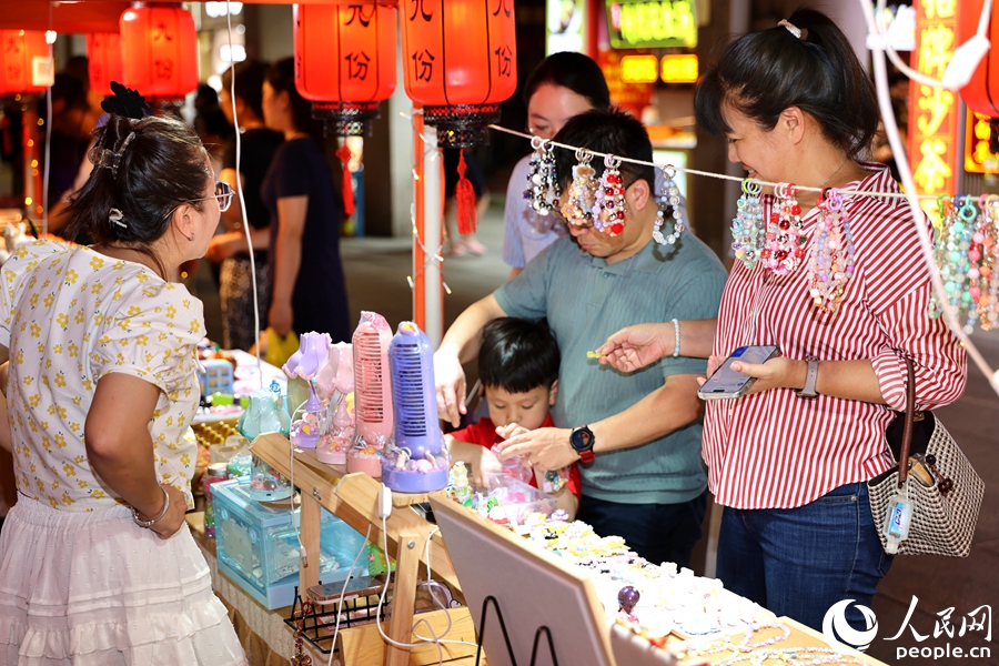 市民游客觀賞臺灣特色文創(chuàng)產(chǎn)品。人民網(wǎng)記者 陳博攝