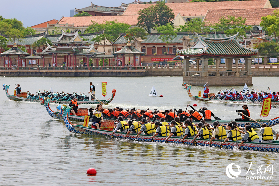 臨近終點(diǎn)，各隊(duì)伍你追我趕，全力揮槳。人民網(wǎng)記者 陳博攝