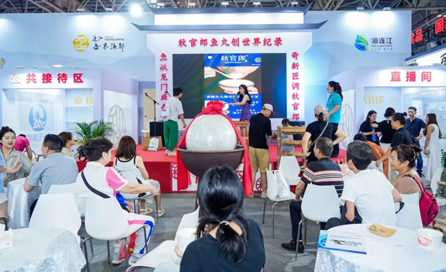 游客品嘗連江魚(yú)丸